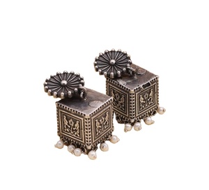 Pendientes colgantes de latón chapado en plata oxidada con forma de campana, estilo Bollywood Jhumka, para mujer, bohemios, tribales, con circonita talla pera, hechos a mano en India. - Product Image 1