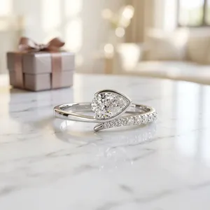 แหวนเพชรทรงลูกแพร์ 2.500 กะรัต ตะวันออก-ตะวันตก ตัดแบบ Pear Cut ในทองคำขาว 18K เพชรเลี้ยงในห้องปฏิบัติการ สไตล์คลาสสิก รับรองโดย IGI สำหรับผู้หญิง - Product Image 1