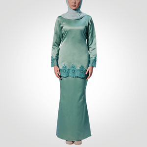 Robe sirène moderne en satin brodé avec diamants, style Baju Kurung musulman pour femme, collection SIPO Eid, Malaisie - Product Image 6
