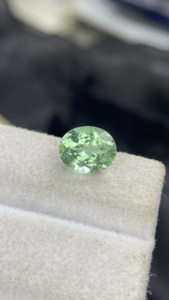 Pierre précieuse naturelle certifiée IIGJ, tourmaline Paraiba de forme ovale, taillée, avec une bonne qualité de lustre, pierre brute, 1,73 carat, clarté Eye Clean - Product Image 2