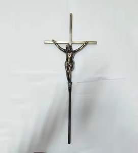 Crucifix mural en métal de qualité supérieure avec figurine de Jésus argentée et croix foncée pour salon ou église - Product Image 1