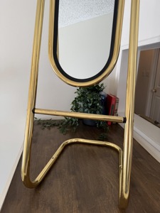 Espejo de pie moderno con marco dorado y base, elegante espejo de suelo ideal para dormitorio, sala de estar y decoración de interiores, procedente de la India. - Product Image 5