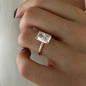 Anillo Solitario con Diamante Cultivado en Laboratorio de 3 Quilates, Corte Radiante Alargado, E VVS2, Anillo de Compromiso de Dos Tonos, Oro Amarillo de 14k, Certificado IGI - Product Image 5