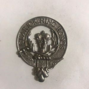 Este es un distintivo de escudo heráldico escocés antiguo del clan MacKinnon. - Product Image 4