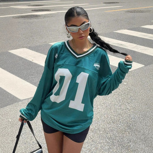 Jersey de Fútbol Americano Unisex Azul Cielo con Cuello en V y Ribete Negro, Personalizable con Nombre de Equipo, Transpirable, Impermeable y Ecológico 100% - Product Image 3