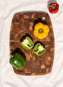 Planche à découper ovale en teck naturel - Planche de préparation alimentaire à carreaux avec trou de suspension - Product Image 4