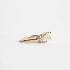 Anillo de Moissanita con Corte Baguette Inspirado en el Estilo Vintage, Personalizado, Horizontal, con Pavé, Halo Oculto y Baño de Rodio - Product Image 5