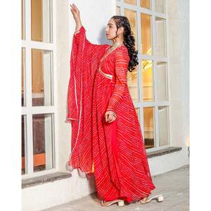 Ensemble de salwar kameez Vinaya taille XS, rouge, en chiffon pur, avec motif bandhani dessiné à la main, pour les occasions de mariage - Product Image 4