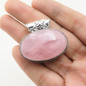 Colgante de Cuarzo Rosa Hecho a Mano en Plata – Elegante Diseño en Forma de Lágrima - Product Image 4