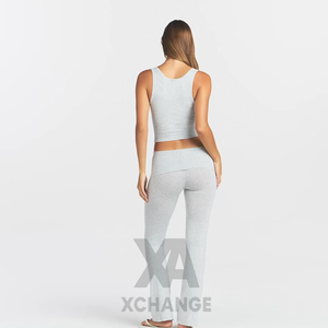 Débardeur gris en tricot pour femme, col rond, minimaliste, logo uni sur le devant, longueur courte - Product Image 4
