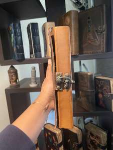 Diario de cuero A5 hecho a mano con tapa dura - Cuaderno personalizable con grabado floral, cosido, con cierre lateral metálico vintage y borde deshilachado - Product Image 3