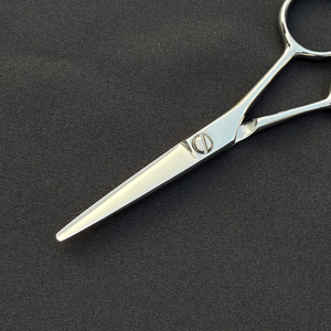 Juego de Tijeras Profesionales para Cabello Lacio para Diestros con Hojas de Acero Inoxidable Japonés Duraderas y Puntas Afiladas - Product Image 5