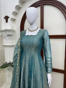Elegante Traje Anarkali Verde Largo hasta el Suelo con Bordado para Mujer, Ropa Tradicional India y Pakistaní para Bodas, Ajuste Holgado, Seda Salsa de Secado Rápido - Product Image 5