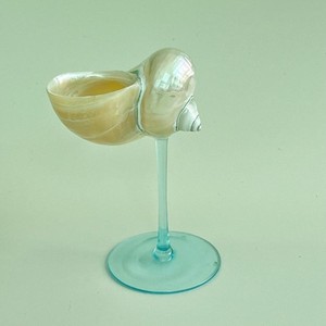 Verre à vin en verre et coquillage de mer de la plus haute qualité, conçu pour le confort et le style. Idéal pour les événements et fêtes à thème. - Product Image 1