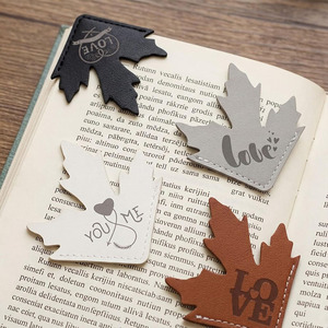 Marcapáginas de cuero hecho a mano con diseño de hoja de arce, accesorio de lectura y regalo personalizado para amantes de los libros y estudiantes, en venta. - Product Image 5