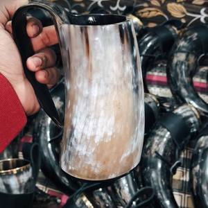 Mug en corne artisanal d'inspiration viking, poli à la main, avec couvercle et bouchon de paille pour café et shots - Product Image 1