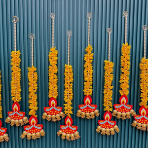 Adornos de pared hechos a mano con flores de caléndula, recortes de Diya y cuentas doradas - Decoración étnica india para Diwali, bodas y Mehndi - Product Image 6