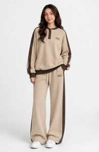 Conjunto Deportivo Oneten Apparel para Mujer, Cuello Henley, Color Beige Marrón, Pantalones Jogger de Pierna Ancha - Product Image 1