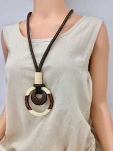 Collar de resina hecho a mano con forma personalizada y colgante único para chicas, de Universal Overseas en INDIA al precio más bajo. - Product Image 4