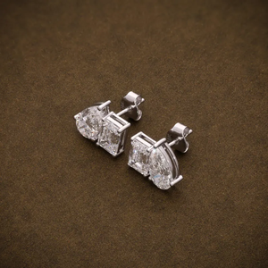 Boucles d'oreilles à deux pierres en diamant créé en laboratoire, design Toi et Moi, poids total de 4,52 carats, diamants taille poire et émeraude D VVS2 - Product Image 4