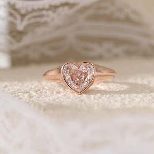 Anillo Romántico de Diamante Cultivado en Laboratorio de 1 Quilate, Oro Rosa de 14K, Forma de Corazón Rosa, Diseño de Banda Cónica con Engaste de Bisel, Regalo de Aniversario para Ella - Product Image 4