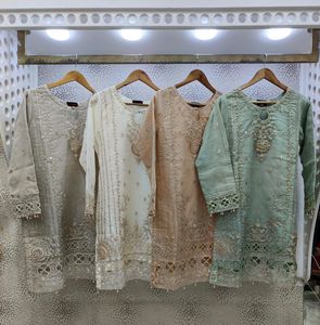 Conjunto de vestido de tres piezas de organza con bordados y adornos dorados - Product Image 2