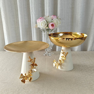 Juego de soportes para pasteles de lujo chapados en oro con acentos de ramas de hoja de ginkgo, platos con pedestal para exhibiciones y decoración elegantes en bodas y festividades. - Product Image 4