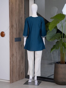 Ensemble Kurti en coton brodé bleu pour femmes avec pantalon palazzo blanc, tenue décontractée ethnique, coupe ample, toutes saisons - Product Image 5