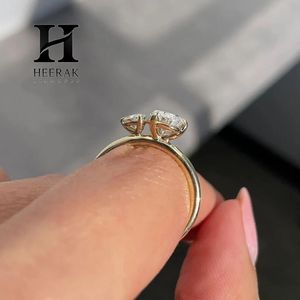 Bague de fiançailles de luxe Toi et Moi avec diamant taille poire, or jaune 18 carats, deux pierres en moissanite et diamant de laboratoire pour femme - Product Image 2