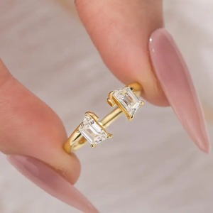 Nuevo Diseño Anillo de Plata de Ley 925 con Moissanita de 0.8 Quilates Corte Trapezoidal, Anillo de Compromiso y Boda con Inserto Único - Product Image 3