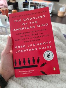 The Coddling of the American Mind de Greg Lukianoff, livre éducatif et sur la mentalité, édition anglaise de la Peperback Book Society - Product Image 2