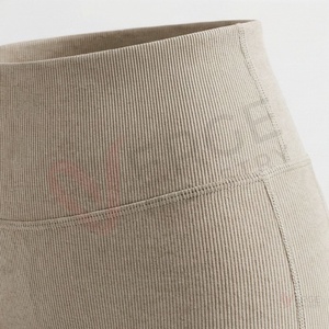 Conjunto de yoga acanalado de 2 piezas para mujer: top corto con tirantes cruzados y shorts de cintura alta - Product Image 5