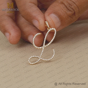 Colgante de Oro Amarillo de 14k con Diamante Natural Pavé y Letra Inicial L Cursiva Grande, Joyería Fina Hecha a Mano, Venta al por Mayor - Product Image 6