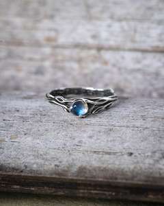 Anillo de compromiso Lia de plata de ley con piedra lunar, inspirado en la naturaleza, con diseño rústico de rama y hoja, joyería con gemas, certificado IGI de alta calidad - Product Image 1