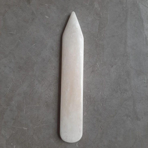 Plioir en os naturel poli, outil essentiel pour la reliure et le pliage, style souvenir, nautique et animalier - Product Image 1