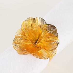 Les anneaux de serviette à motif floral s'adaptent parfaitement aux serviettes en tissu de toute couleur, texture ou motif, offrant une flexibilité de style infinie. - Product Image 4