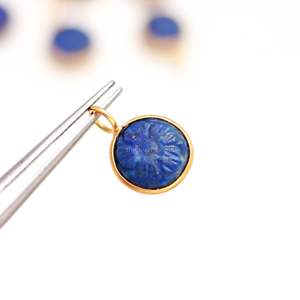 Colgante de Flor Tallada en Lapislázuli Natural con Baño de Oro Vermeil, Plata de Ley 925, Gema de Lapislázuli, Joyería de Cristal Curativo - Product Image 3