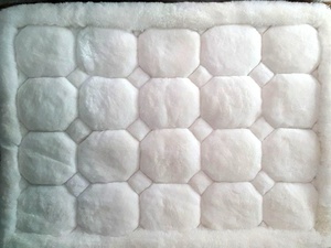 Tapis en fourrure d'alpaga de luxe avec motifs géométriques - Product Image 1