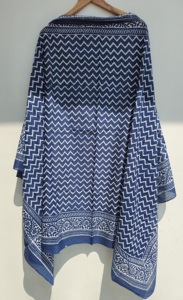 Paréo en coton imprimé à la main, motif chevron indigo, pour femme, style bohème, léger, idéal comme cache-maillot de bain ou tenue de plage. - Product Image 4