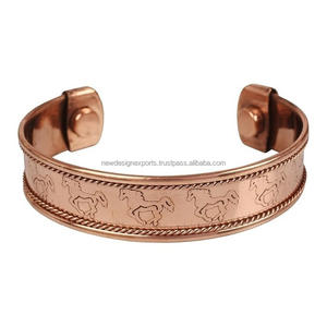 Bracelet magnétique en cuivre tressé avec ajustement réglable, symbole de cheval gravé - Product Image 4