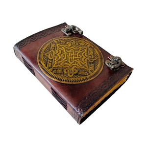 Diario de cuero antiguo en relieve celta con cierre de Metal amarillo Vintage invitado papel hecho a mano libro de sombras regalo para él - Product Image 1