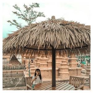 Parasol en feuilles de palmier avec support en bois massif pour l'ombrage et la décoration de plage, Vietnam - Product Image 6