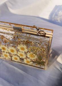 Bolso de Mano de Resina Pintado a Mano con Flores Prensadas de Margarita Dorada Ecológico para Decoración de Bodas y Regalos - Product Image 2