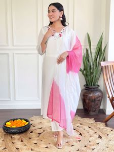 Ensemble Kurti en soie chinon de qualité supérieure pour femmes, couleur blanche, avec pantalon en viscose Chanderi et dupatta en chinon. - Product Image 5