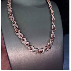 สร้อยคอฮิปฮอปแบบ Cuban Link เงินแท้ 925 ชุบทอง ประดับเพชรโมอิสซาไนต์ทรงเหลี่ยม สำหรับงานแต่งงาน งานหมั้น หรืองานปาร์ตี้ (แบบ unisex) - Product Image 6
