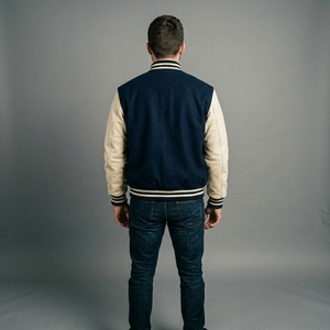 Veste en laine bleu marine pour homme avec manches crème, col et poignets en tricot côtelé, fermeture éclair intégrale, streetwear décontracté haut de gamme, veste bicolore personnalisée - Product Image 2