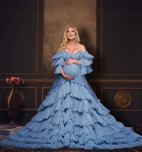 Robe de maternité personnalisée en satin pour future maman, épaules dénudées, traîne chapelle, style vintage romantique, longueur ras du sol, pour baby shower - Product Image 1