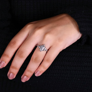 Bague de fiançailles hexagonale allongée en diamant, or blanc, style floral vintage, pour femme - Product Image 6