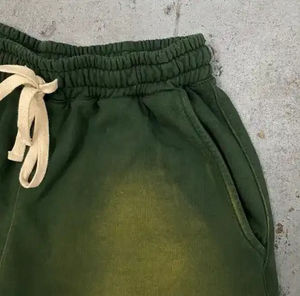 Shorts clásicos con lavado ácido y acabado desgastado, tela cómoda y ajuste sencillo, que ofrecen un look diario atemporal y elegante. - Product Image 4