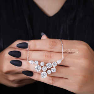 Colgante de Lujo de Oro Blanco de 14K con Moissanita de Corte Pera para Mujer, con Once Piedras que Pesan 4.76 Quilates en Total - Product Image 2